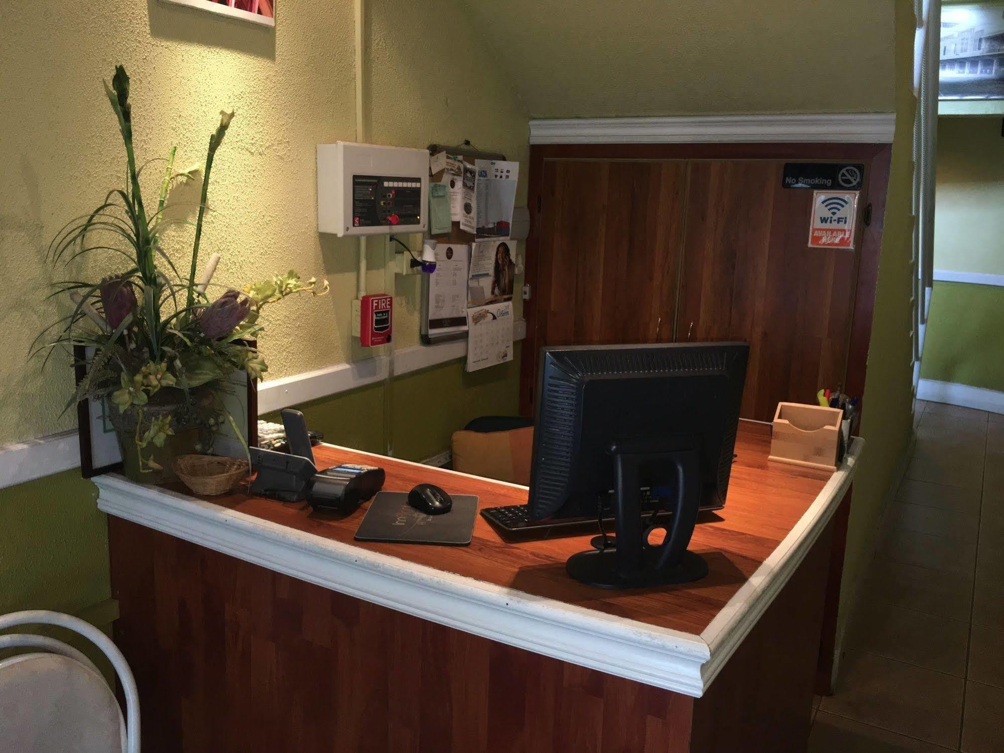 Inn Flight Suites Piarco Esterno foto