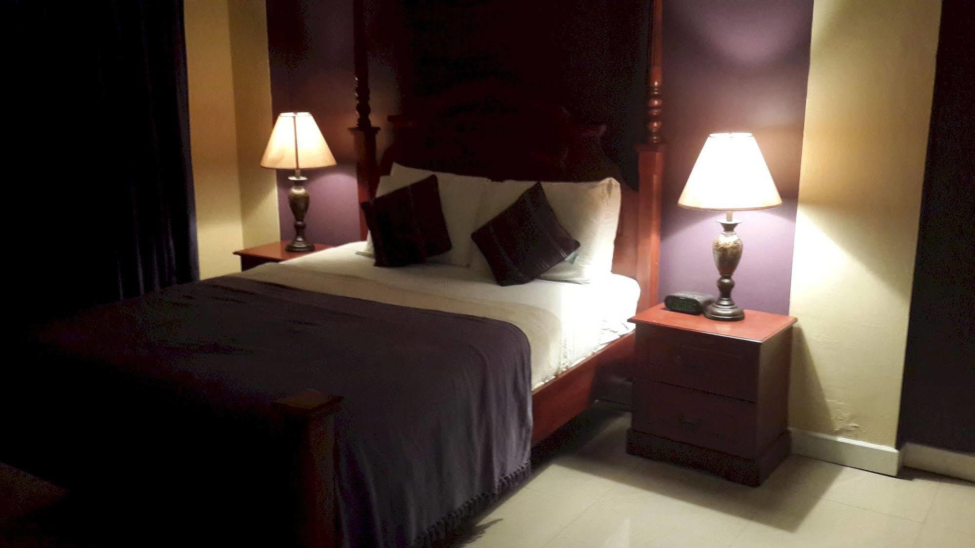Inn Flight Suites Piarco Esterno foto